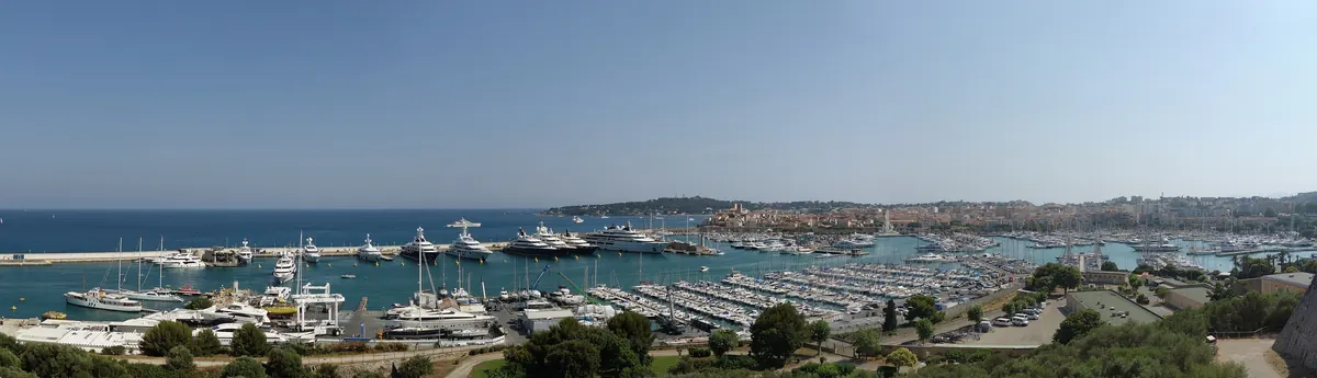 Le port Vauban d'Antibes vu d'en haut, ses bateaux et la vieille ville au loin.