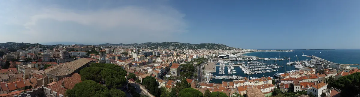 Cannes vue depuis la tour du Suquet : le port, la Croisette et la baie.