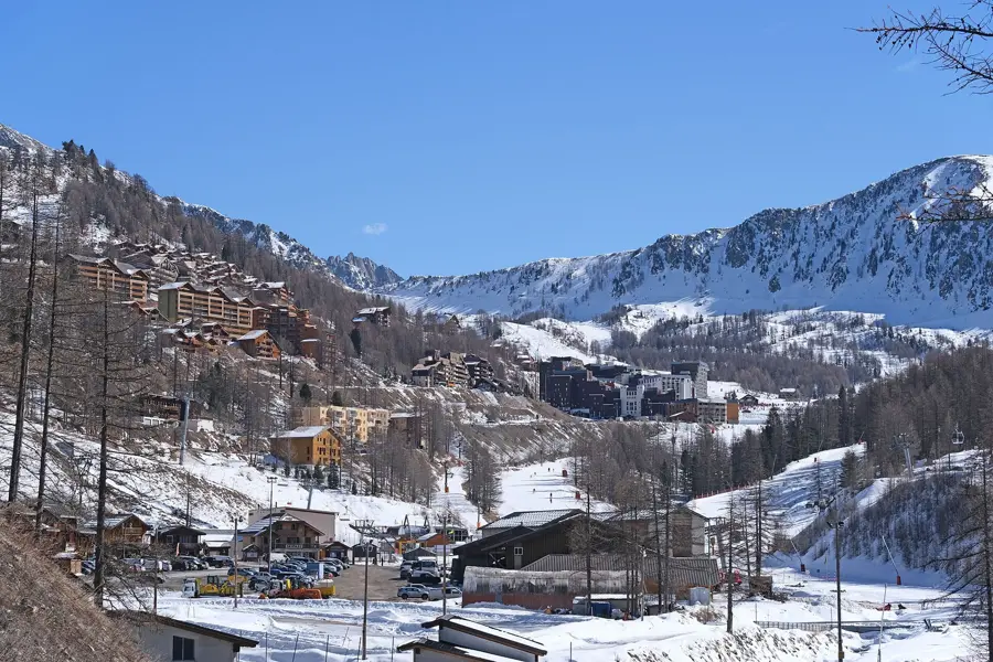 La station d'Isola 2000 sous la neige, chalets et pistes au pied des sommets du Mercantour.