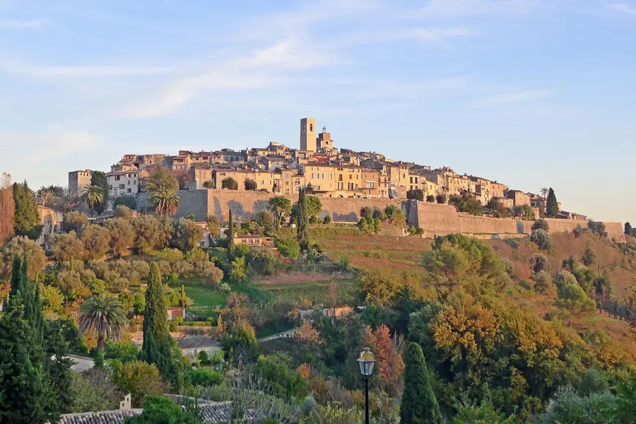 Le village perché de Saint-Paul-de-Vence et ses remparts dans la lumière dorée d'une fin d'après-midi d'automne.