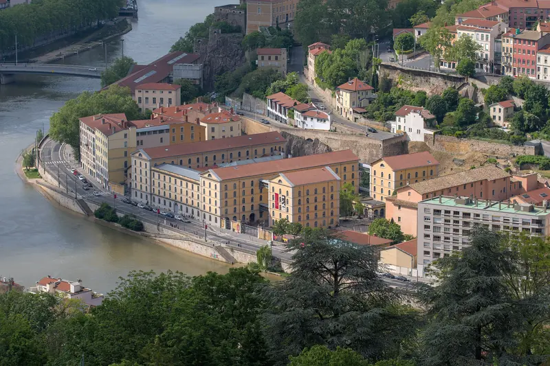 Lyon vu depuis la colline de Fourvière : la Saône, ses quais et les toits colorés du vieux Lyon.