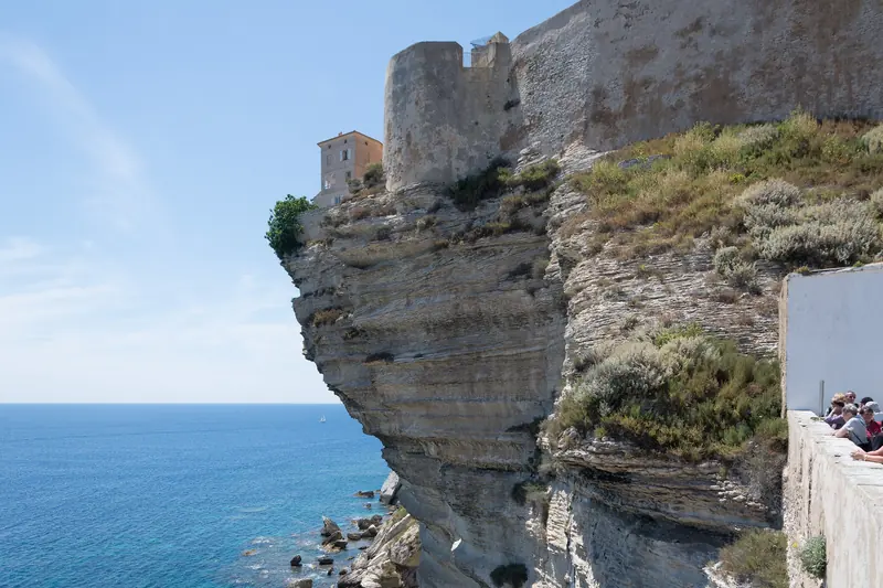 La ville haute de Bonifacio perchée sur ses falaises de calcaire blanc, au-dessus de la mer.