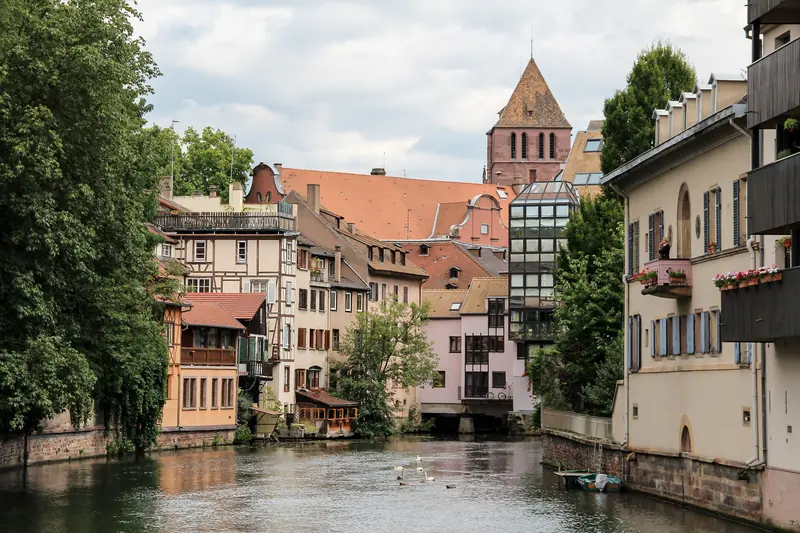 Les maisons à colombages de la Petite France à Strasbourg, le long des canaux de l'Ill.