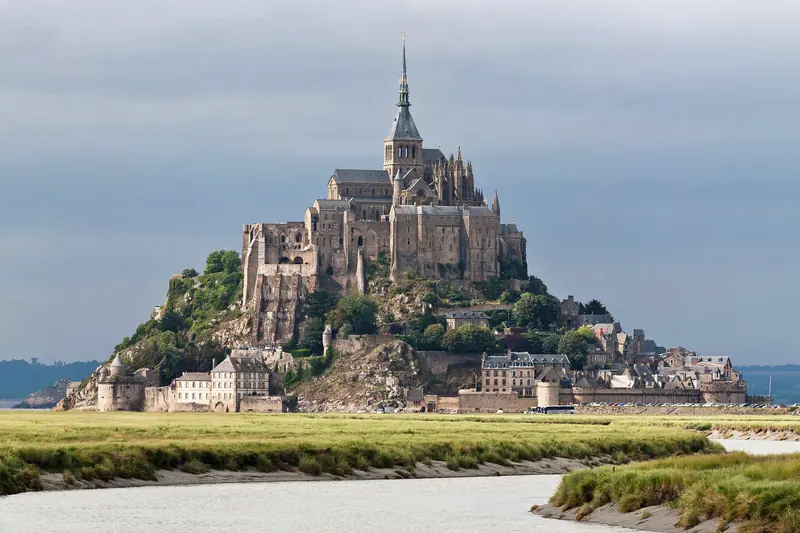 Le Mont-Saint-Michel et son abbaye au-dessus de la baie, vus depuis les prés salés.