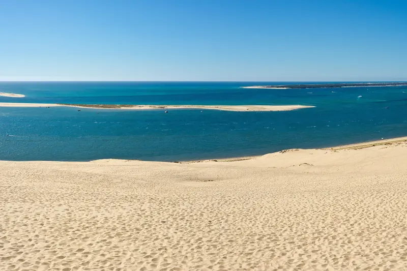 Le sable de la dune du Pilat face à l'océan Atlantique et aux bancs de sable du bassin d'Arcachon.