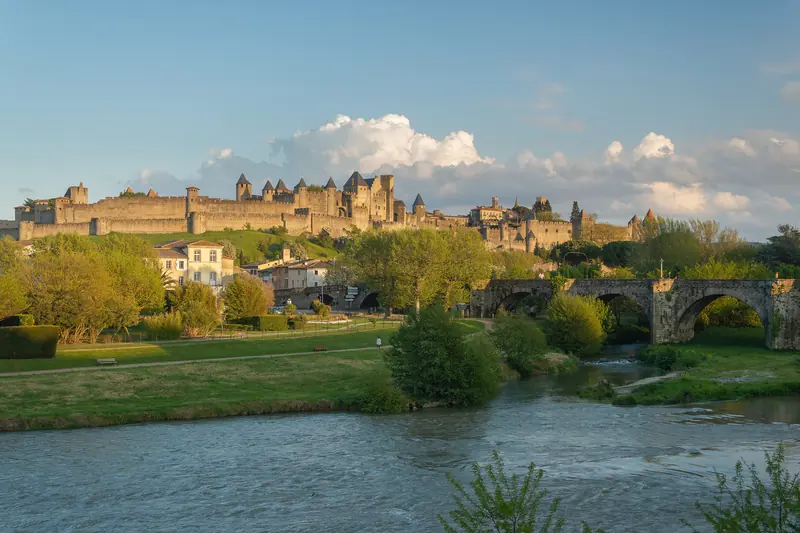 La Cité médiévale de Carcassonne et ses remparts au-dessus de l'Aude et du Pont-Vieux.