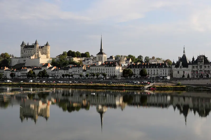 Saumur et son château au bord de la Loire, reflétés dans le fleuve.