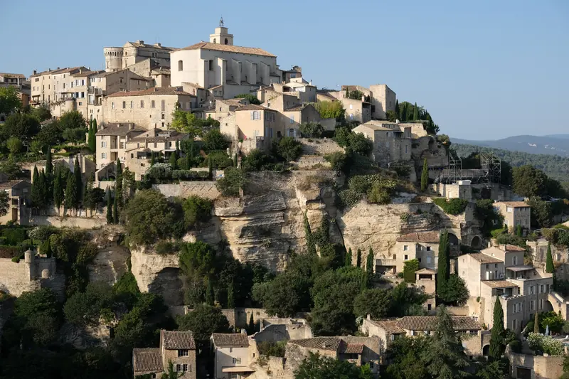 Le village perché de Gordes, maisons de pierre étagées autour du château.