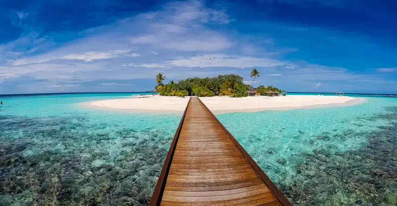 Ponton en bois sur une eau turquoise
