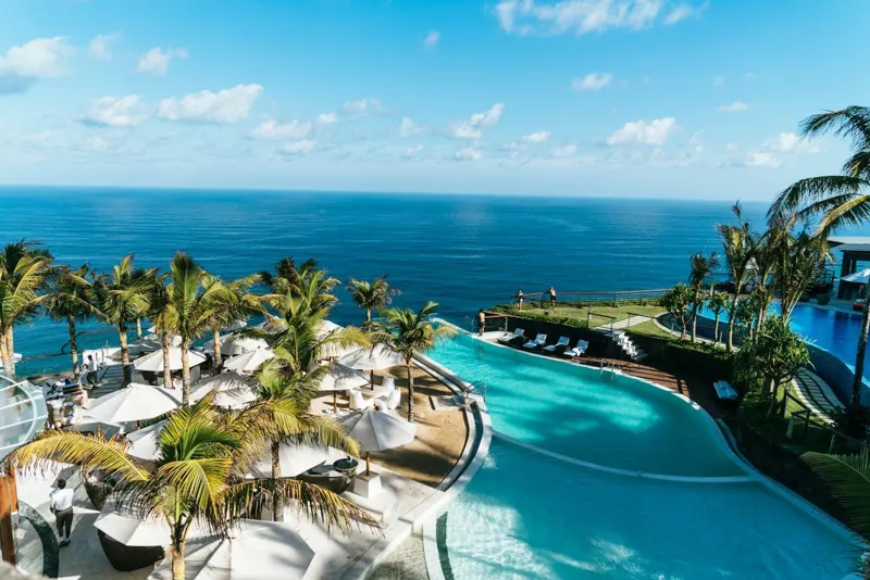 Piscine d'hôtel face à la mer