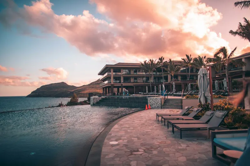 Terrasse d'hôtel au coucher du soleil